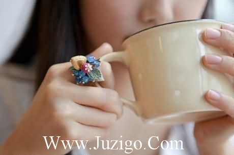 给女同事的妇女节祝福(女的坐在男同事的副驾驶)